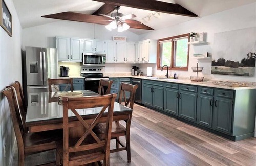 Smith Mountain Lake Casa | Quiet Family/Pet Lakeside Stay - Flat Lot!