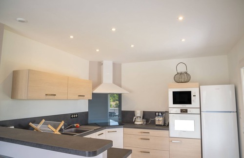 Labeaume Villa | Villa tranquila con aire acondicionado y piscina privada.