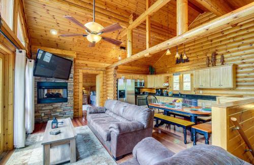 Pittman Center Casa | Quiet Gatlinburg Cabin with Lookout Decks and Hot Tub!