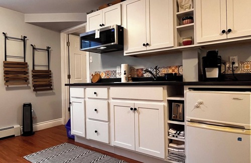 North End Apartamento | Quiet ground floor suite in west end Halifax.