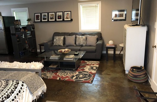 Radnor Cabaña | Quiet guest house 4 miles from Broadway. 30 night minimum