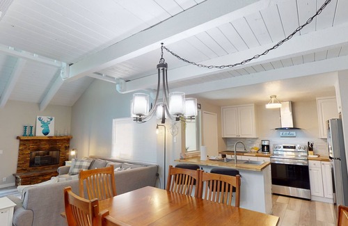 Sunriver Condominio | Quiet Hideaway with A/C, BBQ & Lodge Charm