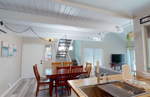 Sunriver Condominio | Quiet Hideaway with A/C, BBQ & Lodge Charm