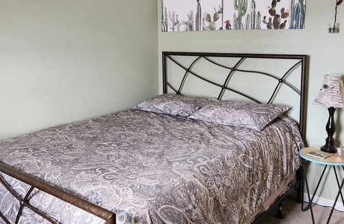 Ridgecrest Casa | Quiet Home 1 BR 1 Bath. Sleeps 2. Gym & Kitchen. Trees & Garden!