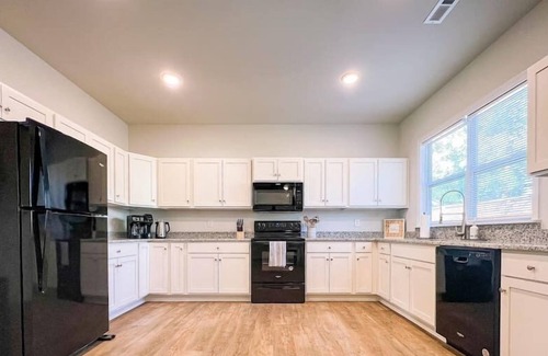 Wilmington Casa | Quiet Home w/ King Bed Near Golf Course + Beaches