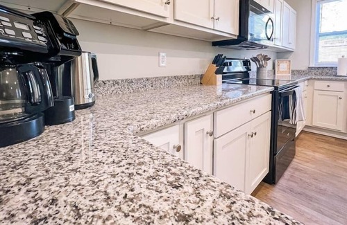 Wilmington Casa | Quiet Home w/ King Bed Near Golf Course + Beaches