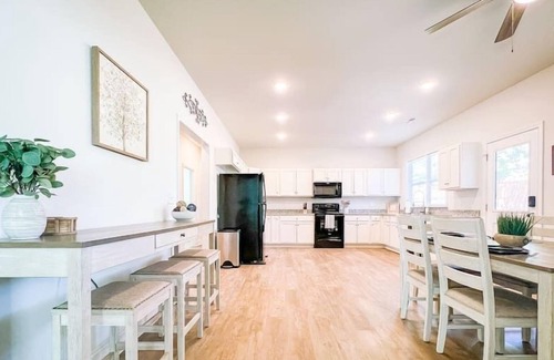 Wilmington Casa | Quiet Home w/ King Bed Near Golf Course + Beaches