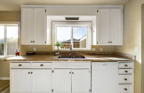 Arcata Casa | Quiet home with EV charging.