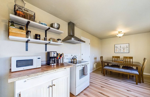 Arcata Casa | Quiet home with EV charging.