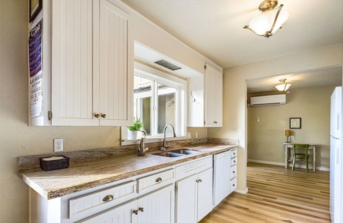 Arcata Casa | Quiet home with EV charging.