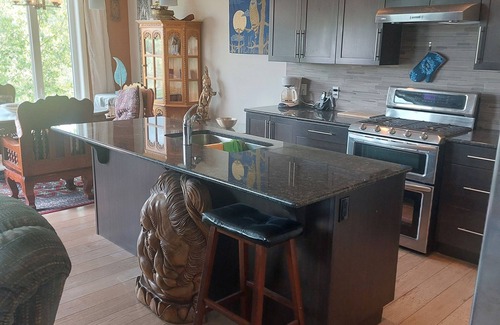 Cochrane Casa | Quiet house and neighborhood well located 25 minutes from Calgary.