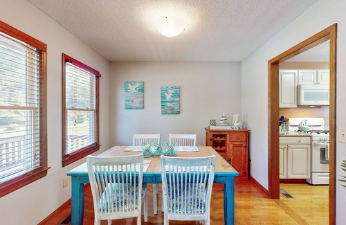 Supply Casa | Quiet house close to the beach w/private hot tub, dog-friendly yard, game room