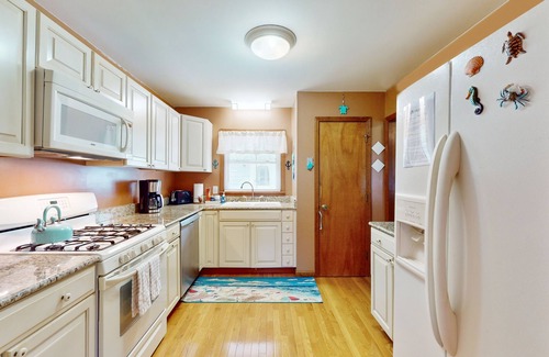 Supply Casa | Quiet house close to the beach w/private hot tub, dog-friendly yard, game room