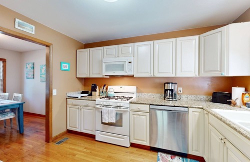 Supply Casa | Quiet house close to the beach w/private hot tub, dog-friendly yard, game room