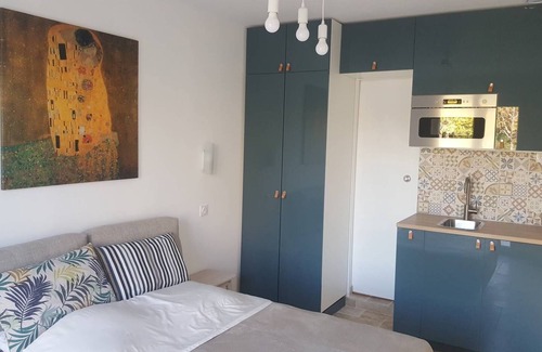 Velaux Cama Y Desayuno | Tranquila habitación independiente, parking privado, terraza.