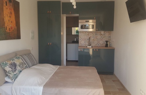 Velaux Cama Y Desayuno | Tranquila habitación independiente, parking privado, terraza.