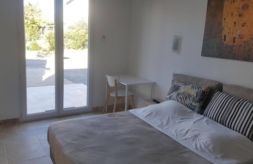 Velaux Cama Y Desayuno | Tranquila habitación independiente, parking privado, terraza.