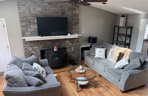 Coventry Casa | Quiet Lake Front Retreat