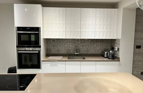 Rayners Lane Casa | Quiet location; easy access to London. Good transport links to Heathrow Airport.