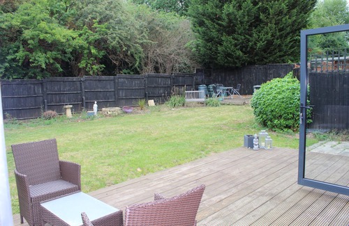 Rayners Lane Casa | Quiet location; easy access to London. Good transport links to Heathrow Airport.