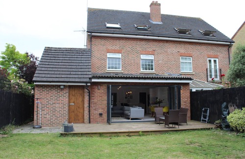 Rayners Lane Casa | Quiet location; easy access to London. Good transport links to Heathrow Airport.