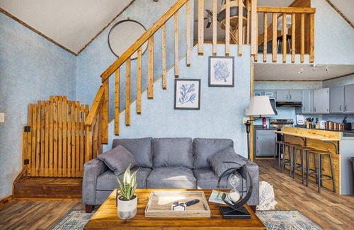 Basye Chalet De Esquí | Quiet Loft Chalet near Bryce w/Hot Tub & Fire Pit