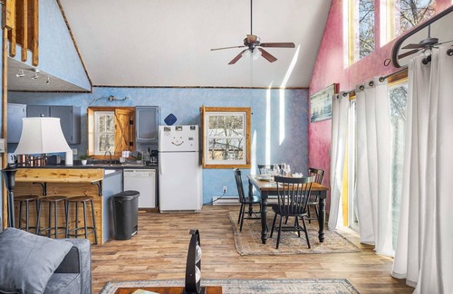 Basye Chalet De Esquí | Quiet Loft Chalet near Bryce w/Hot Tub & Fire Pit