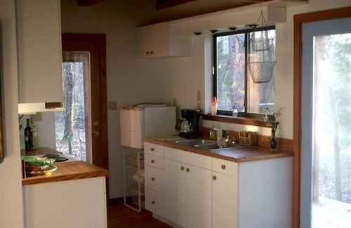 Chandler Cabaña | Tranquilo Lofted Cabin 4 millas de Edom, una comunidad de arte.