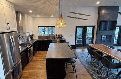 Revelstoke Casa | Quiet luxury near Revy ski resort