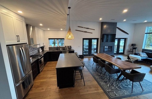 Revelstoke Casa | Quiet luxury near Revy ski resort