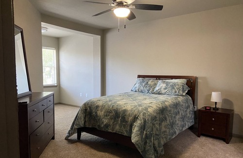 Grogan's Mill Apartamento | Quiet Luxury Nouvelle at The Woodlands Cozy 2 Bedroom-shopping, food, lake view