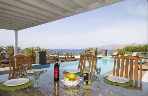 Tias Villa | Tranquila villa de lujo con piscina y vistas panorámicas ininterrumpidas al mar y montaña