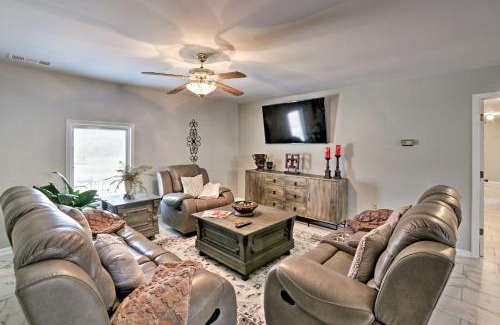 Memphis Casa | Quiet Memphis Home on 20 Acres 10 Mi to Downtown!