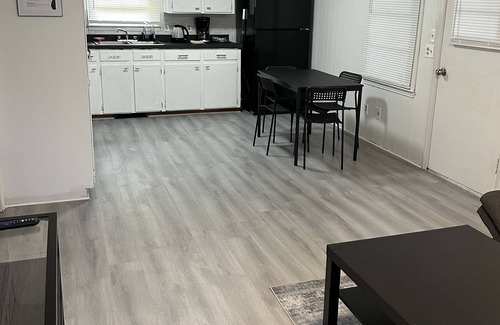 Kelly Casa | Quiet, Minimal Home: 18 Min from White Lake
