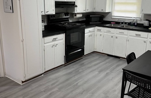 Kelly Casa | Quiet, Minimal Home: 18 Min from White Lake