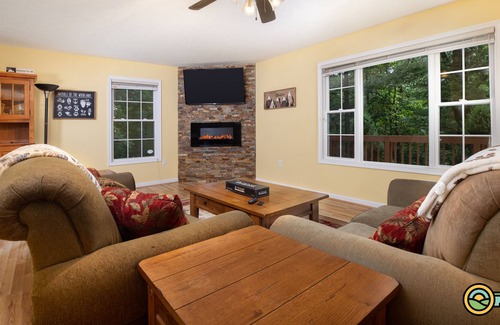 Mount Jackson Cabina | Quiet Mountain Getaway | Woodland views & hot tub | Bryce Resort