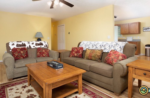 Mount Jackson Cabina | Quiet Mountain Getaway | Woodland views & hot tub | Bryce Resort