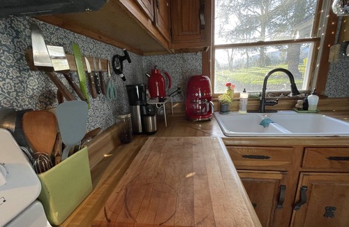 Frank Casa | Quiet mountain retreat with artist workspace, playroom, office and views