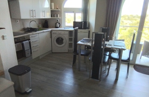 Montes de Alvor Apartamento | Vistas de montaña tranquilas pero cerca de todos los servicios locales de tiendas y restaurantes