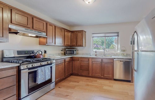 North Campus Casa | Quiet Nobhill Home, 2bd/1ba, Dog Friendly w/YARD