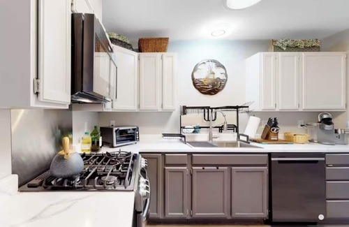 Eureka Casa | Quiet Oasis in Central Eureka with Wi-Fi, Tempur-Pedic Bed, Garage & EV Charger