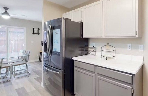 Eureka Casa | Quiet Oasis in Central Eureka with Wi-Fi, Tempur-Pedic Bed, Garage & EV Charger