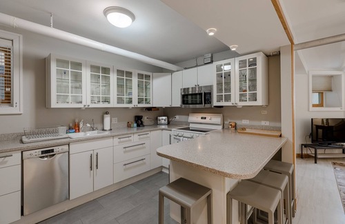 Ukrainian Village Apartamento | Quiet Oasis Only Minutes from Downtown - Friendly Neighborhood! by AllSet Turnover