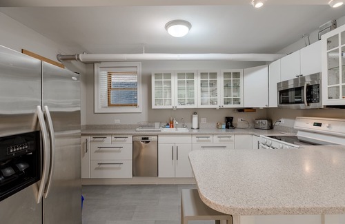 Ukrainian Village Apartamento | Quiet Oasis Only Minutes from Downtown - Friendly Neighborhood! by AllSet Turnover