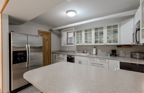 Ukrainian Village Apartamento | Quiet Oasis Only Minutes from Downtown - Friendly Neighborhood! by AllSet Turnover