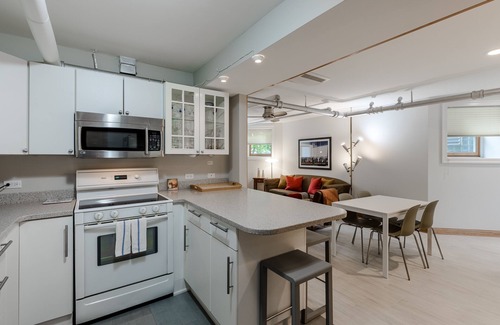 Ukrainian Village Apartamento | Quiet Oasis Only Minutes from Downtown - Friendly Neighborhood! by AllSet Turnover