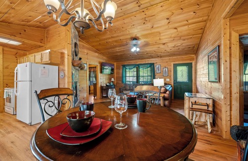 Sevierville Cabina | Quiet One-Level Cabin, Hot Tub, Fire Pit, WiFi, 8 Miles to Parkway