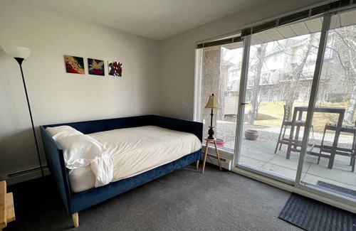 Coach Hill Condominio | Quiet Penthouse Chalet w/ Pool, Spa & Gym. Easy Access To Downtown & Mountains.