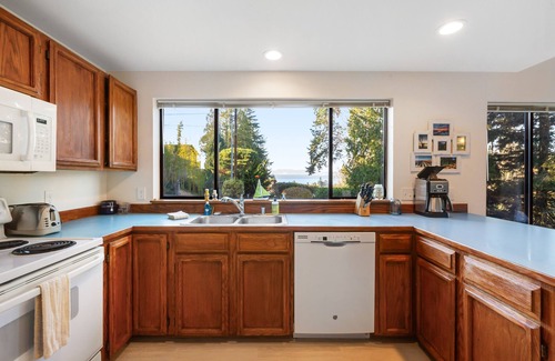 The Bowl of Edmonds Casa | Quiet Puget Sound view home near downtown Edmonds with a fireplace