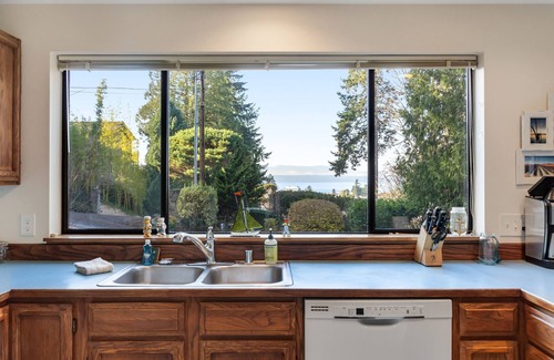 The Bowl of Edmonds Casa | Quiet Puget Sound view home near downtown Edmonds with a fireplace